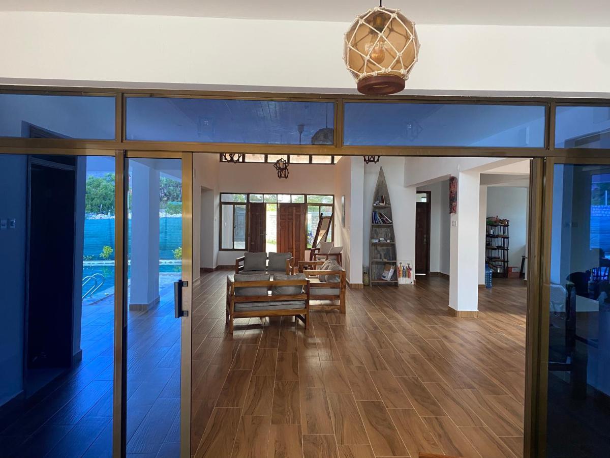 Private Backdoor Villa With Big Swimming Pool And Services Of Chef Included Diani Beach Exterior foto